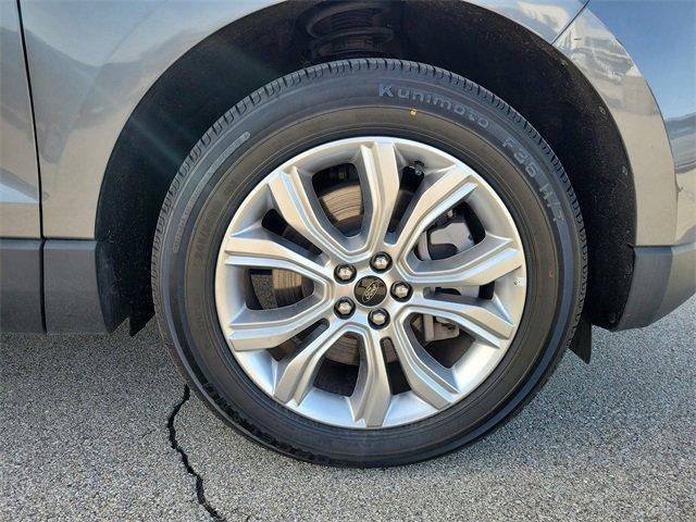 Photo of 2024 Gray Metallic Ford Edge