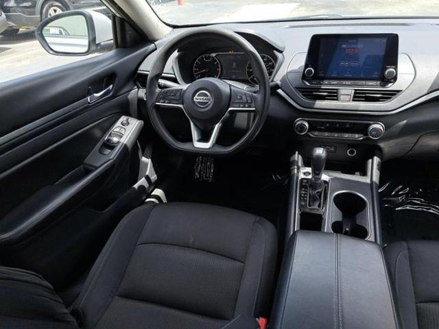 Photo of 2022 Silver Nissan Altima