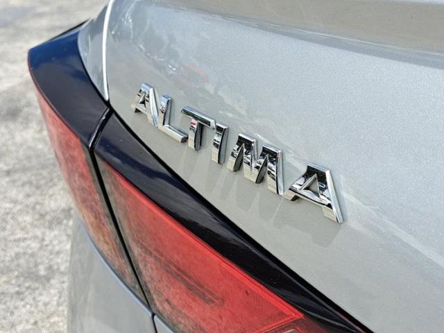 Photo of 2022 Silver Nissan Altima