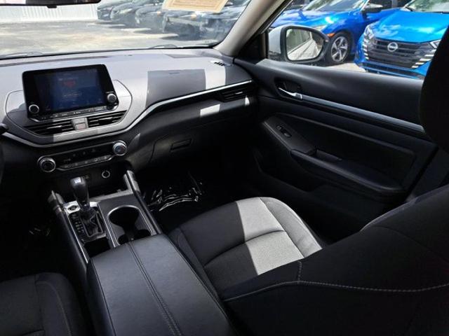 Photo of 2022 Silver Nissan Altima