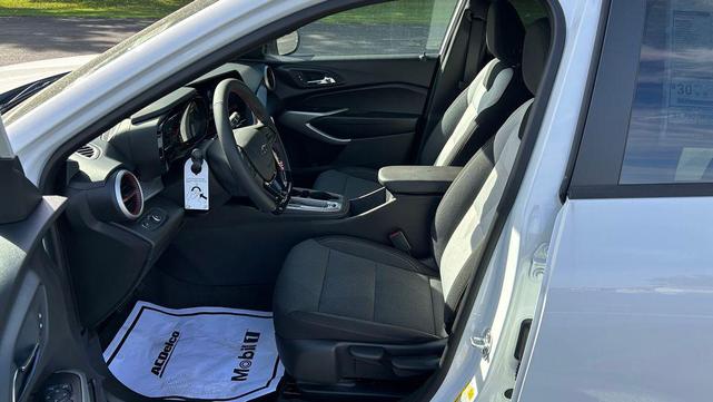 Photo of 2025 Summit White Chevrolet Trax