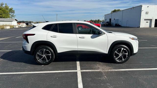 Photo of 2025 Summit White Chevrolet Trax