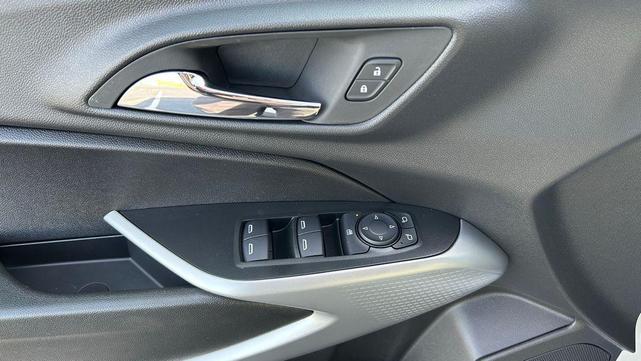 Photo of 2025 Summit White Chevrolet Trax