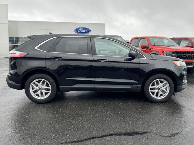 Photo of 2023 Agate Black Metallic Ford Edge
