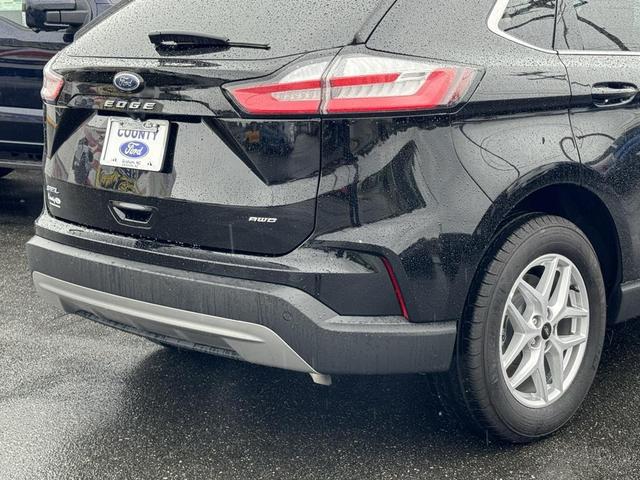 Photo of 2023 Agate Black Metallic Ford Edge