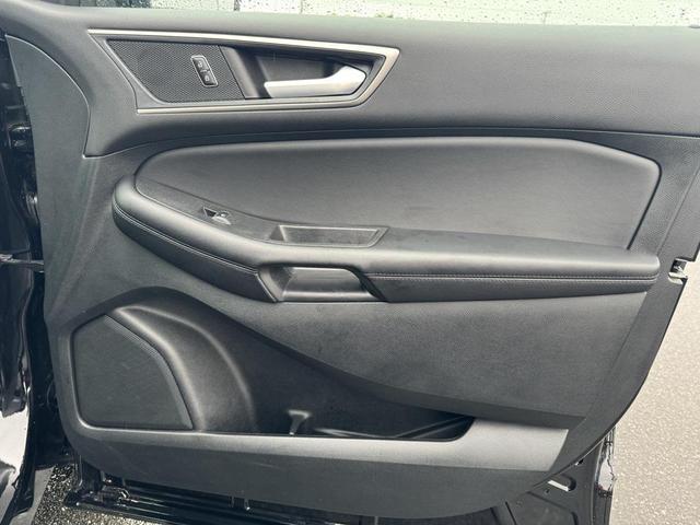 Photo of 2023 Agate Black Metallic Ford Edge