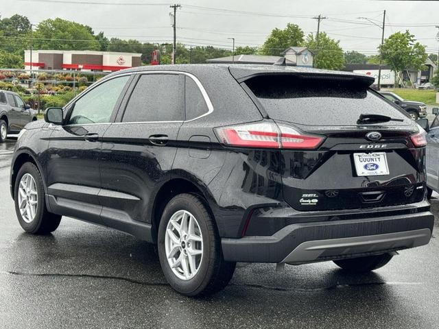 Photo of 2023 Agate Black Metallic Ford Edge