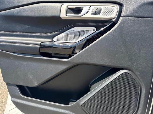 Photo of 2022 Star White Ford Explorer