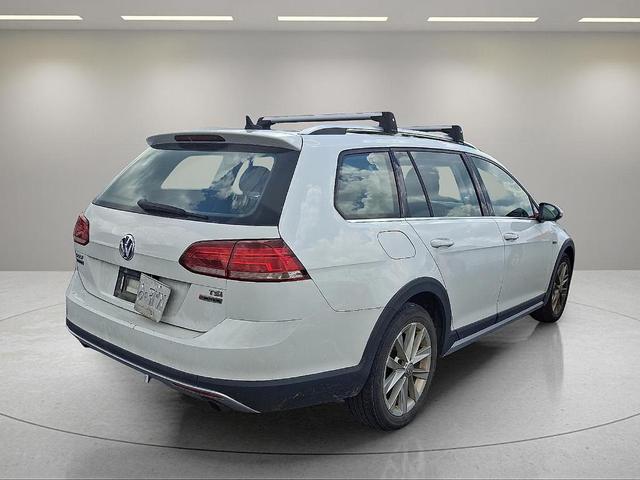 Photo of 2018 Pure White Volkswagen Golf Alltrack