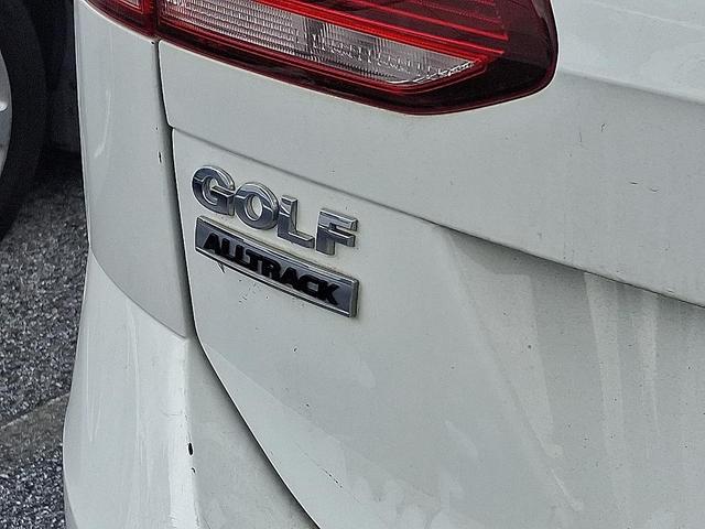 Photo of 2018 Pure White Volkswagen Golf Alltrack