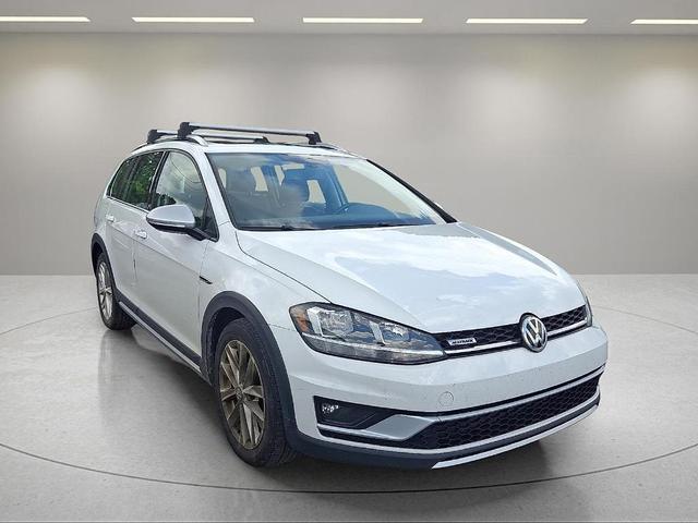 Photo of 2018 Pure White Volkswagen Golf Alltrack