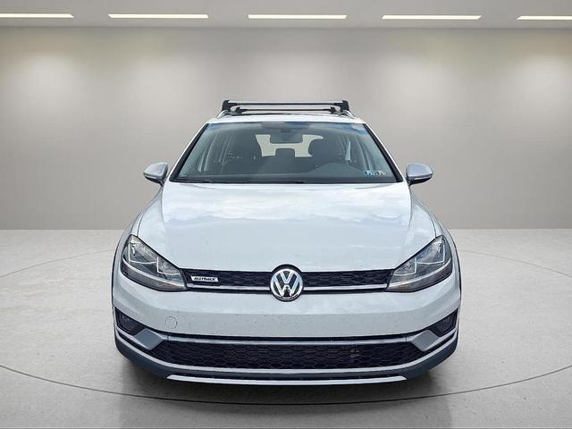 Photo of 2018 Pure White Volkswagen Golf Alltrack
