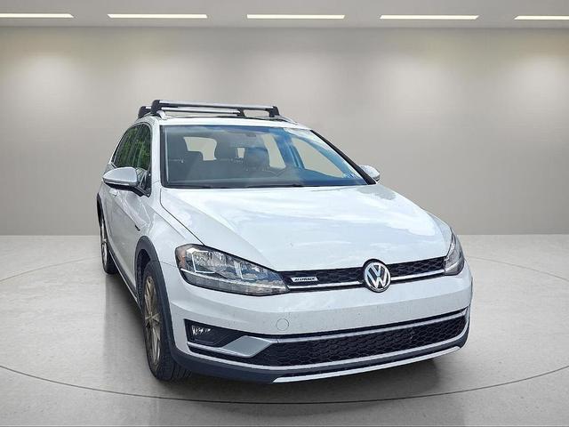 Photo of 2018 Pure White Volkswagen Golf Alltrack