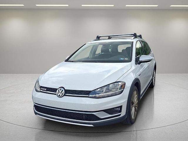 Photo of 2018 Pure White Volkswagen Golf Alltrack