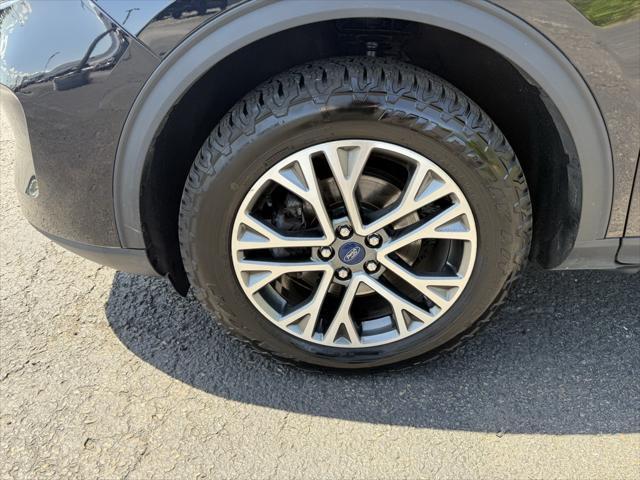 Photo of 2021 Black Metallic Ford Escape