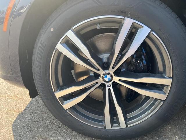 Photo of 2026 Tanzanite Blue II Metallic BMW X7