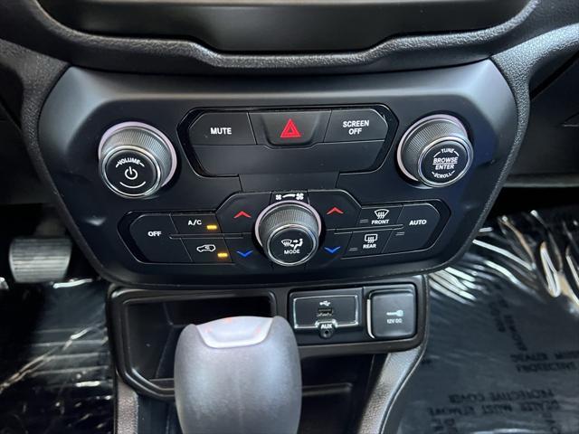 Photo of 2020 Glacier Metallic Clearcoat Jeep Renegade