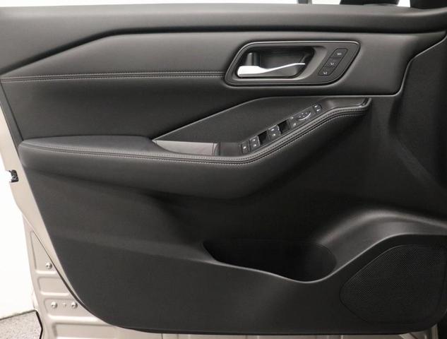 Photo of 2025 2t Chpn Blk Roo Nissan Rogue