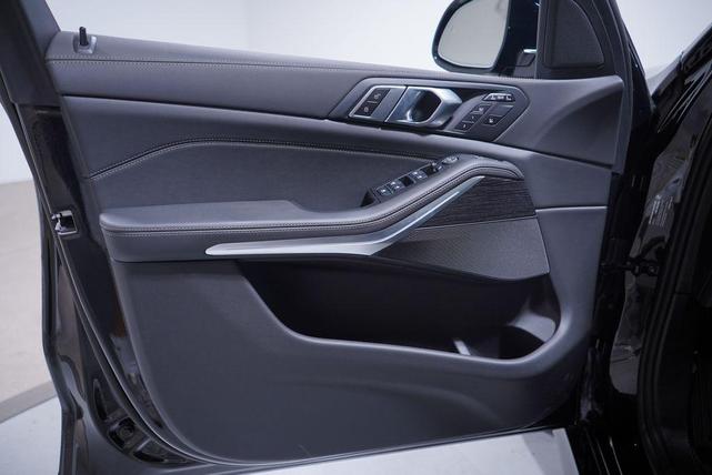 Photo of 2026 Black Sapphire Metallic BMW X7