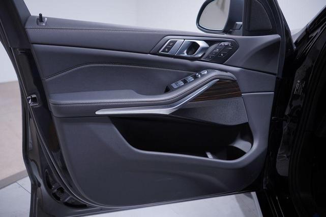 Photo of 2025 Black Sapphire Metallic BMW X7