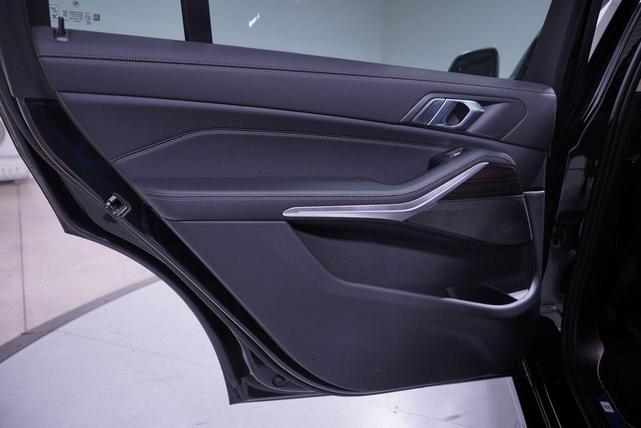 Photo of 2025 Black Sapphire Metallic BMW X7