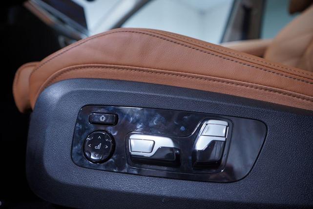 Photo of 2025 Mineral White Metallic BMW X7