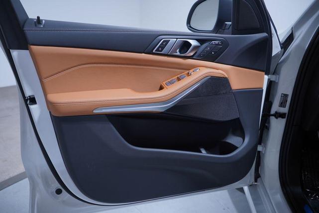 Photo of 2025 Mineral White Metallic BMW X7