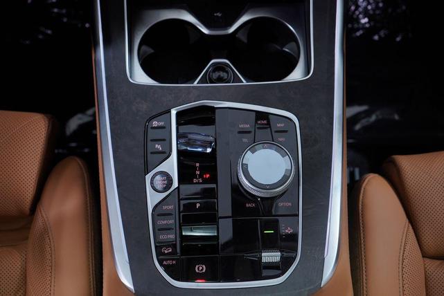 Photo of 2025 Mineral White Metallic BMW X7