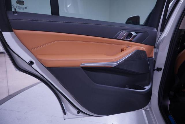 Photo of 2025 Mineral White Metallic BMW X7