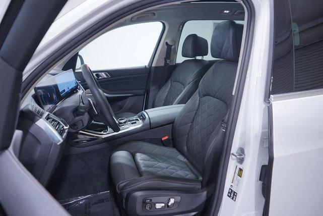 Photo of 2025 Mineral White Metallic BMW X7
