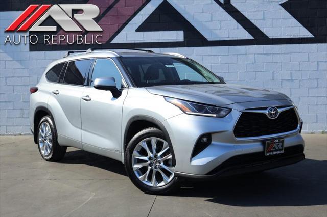 Photo of 2023 Celestial Silver Metallic Toyota Highlander Hybrid
