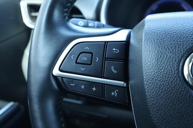 Photo of 2023 Celestial Silver Metallic Toyota Highlander Hybrid