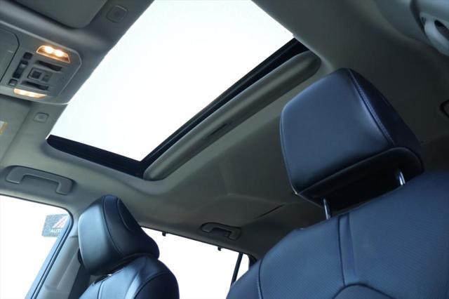 Photo of 2023 Celestial Silver Metallic Toyota Highlander Hybrid