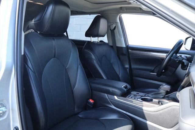 Photo of 2023 Celestial Silver Metallic Toyota Highlander Hybrid