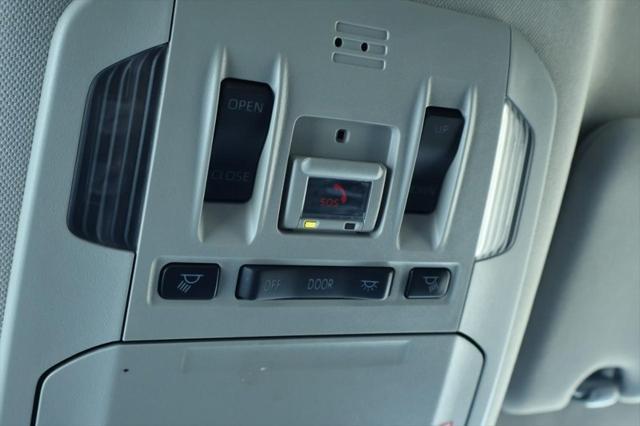 Photo of 2023 Celestial Silver Metallic Toyota Highlander Hybrid