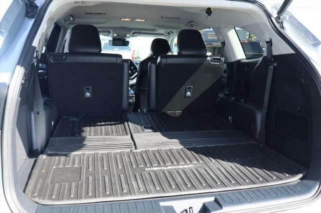 Photo of 2023 Celestial Silver Metallic Toyota Highlander Hybrid