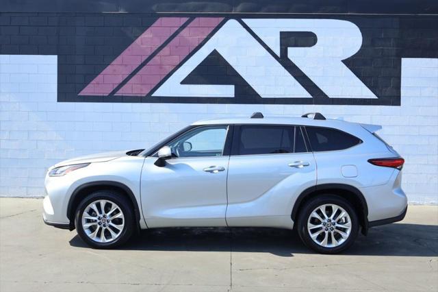 Photo of 2023 Celestial Silver Metallic Toyota Highlander Hybrid