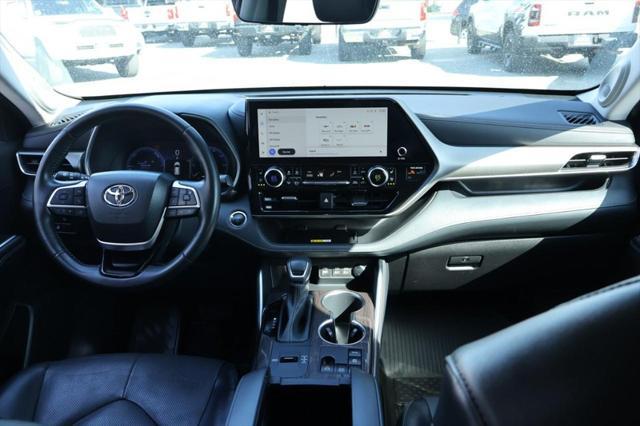 Photo of 2023 Celestial Silver Metallic Toyota Highlander Hybrid