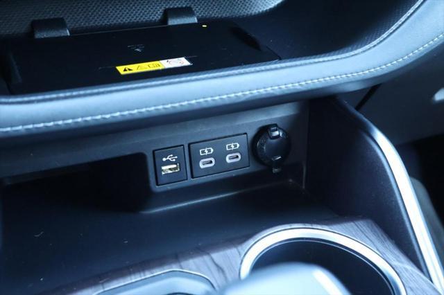 Photo of 2023 Celestial Silver Metallic Toyota Highlander Hybrid
