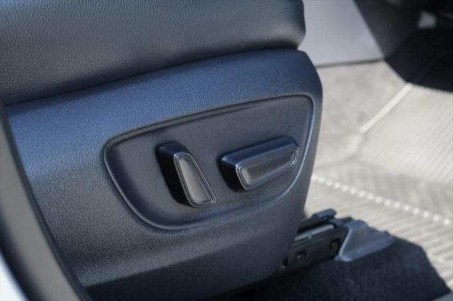 Photo of 2023 Celestial Silver Metallic Toyota Highlander Hybrid