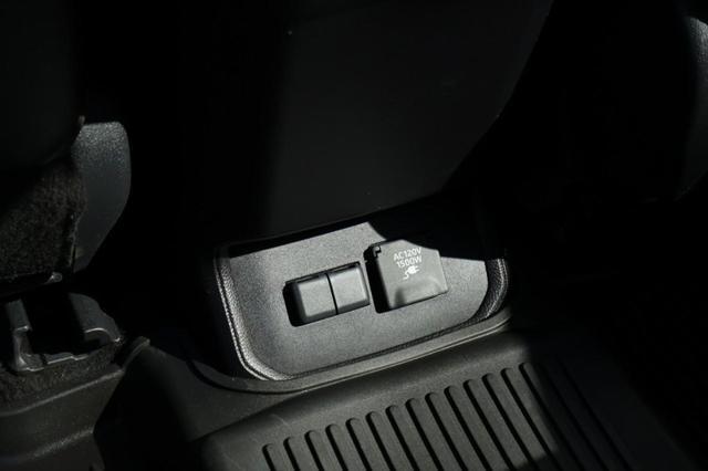 Photo of 2023 Celestial Silver Metallic Toyota Highlander Hybrid