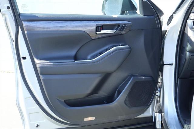 Photo of 2023 Celestial Silver Metallic Toyota Highlander Hybrid