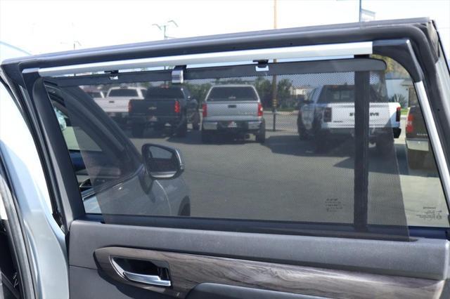 Photo of 2023 Celestial Silver Metallic Toyota Highlander Hybrid