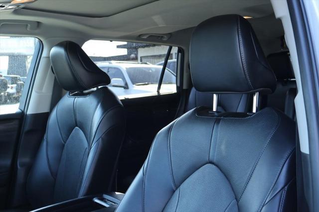Photo of 2023 Celestial Silver Metallic Toyota Highlander Hybrid