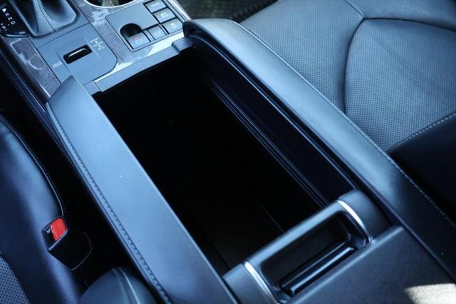 Photo of 2023 Celestial Silver Metallic Toyota Highlander Hybrid