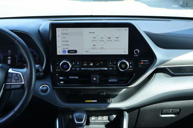 Photo of 2023 Celestial Silver Metallic Toyota Highlander Hybrid