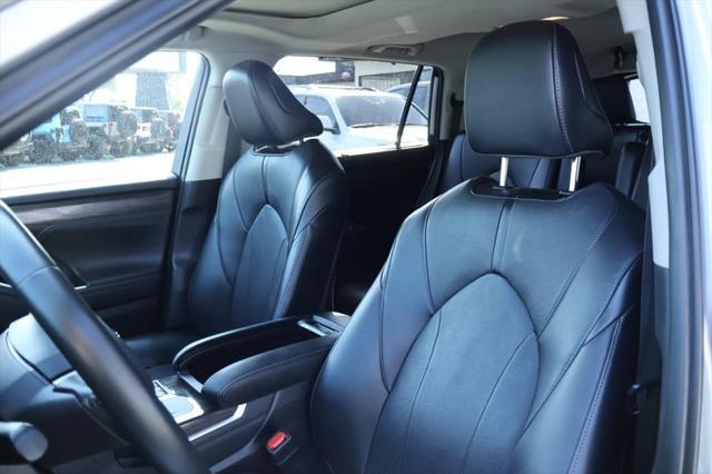 Photo of 2023 Celestial Silver Metallic Toyota Highlander Hybrid