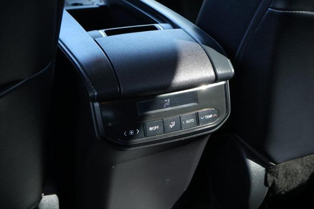 Photo of 2023 Celestial Silver Metallic Toyota Highlander Hybrid