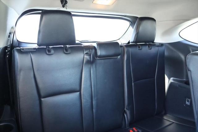 Photo of 2023 Celestial Silver Metallic Toyota Highlander Hybrid
