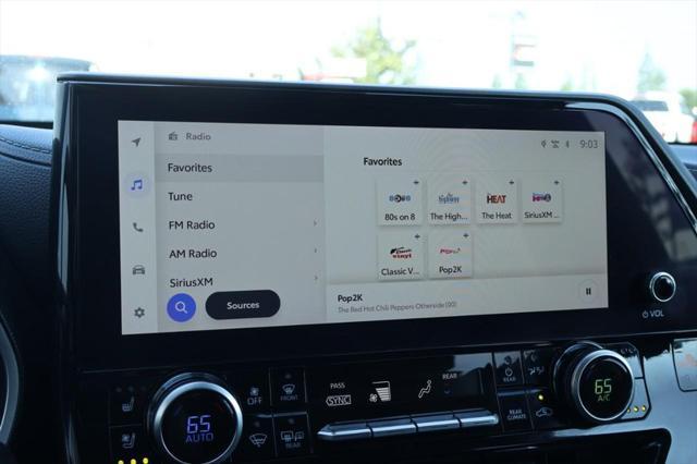 Photo of 2023 Celestial Silver Metallic Toyota Highlander Hybrid